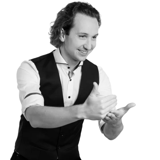 kilian hein gestikuliert als redner mit mikrofon